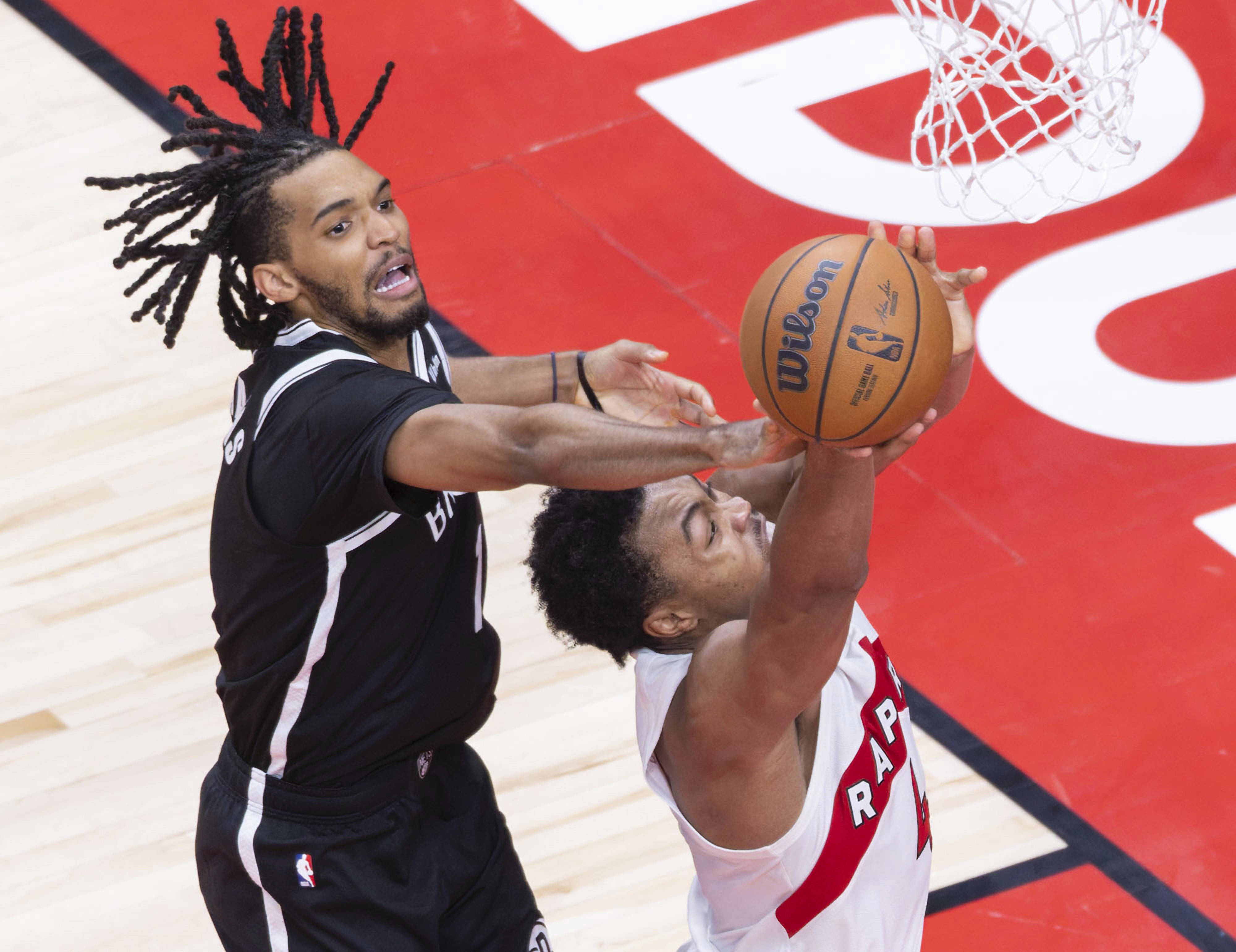 爱游戏官方-赛地聚焦——NBA总决赛关键时刻热度飙升,多伦多猛龙防线松动,信心回归,训练强度明显提升